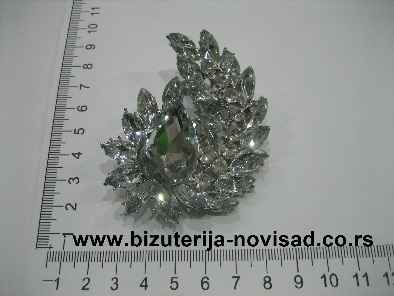 Broš boje srebra - Bižuterija Maximus Novi Sad